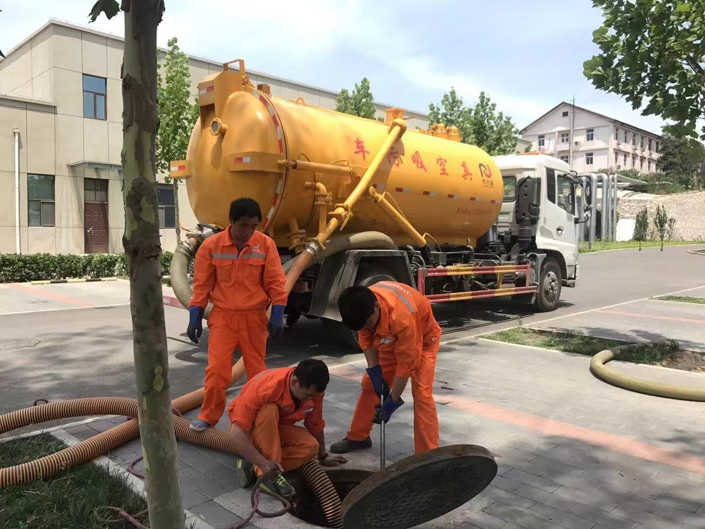 康平管道疏通车停在窨井附近