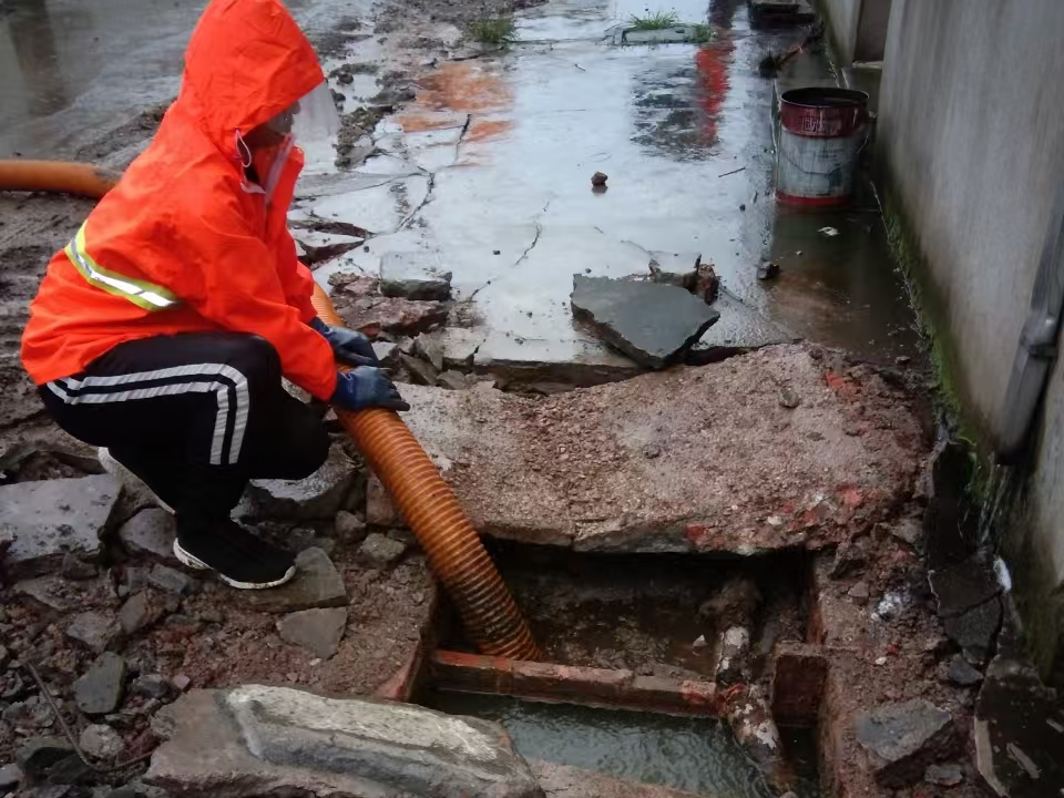 康平专业清理污水池 炜誉市政以规范流程守护城市 “肠道”